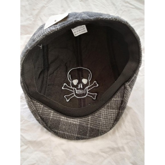 Newsboy Gray Fleece Cap with Embroidered Skull & Crossbones - Picture 4 of 5